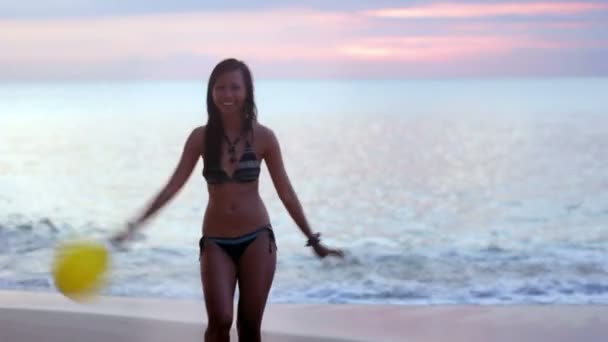Спокуслива сексуальна неслухняна дівчина грає на повітряній кулі на пляжі — стокове відео