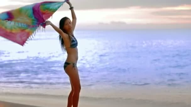 Sexig asiatisk tjej på exotiska beach har med solen havet — Stockvideo