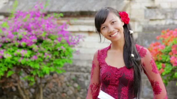 Μπαλί κορίτσι σε uluwatu ναός, Μπαλί, Ινδονησία — Αρχείο Βίντεο