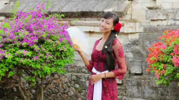 Балийская девушка в храме Улувату, Бали, Индонезия — стоковое видео