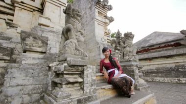 yaramaz maymun çalmaya Balili kız, uluwatu Tapınağı