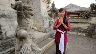 uluwatu Tapınağı, bali her iki el ile selamlayan Bali kız