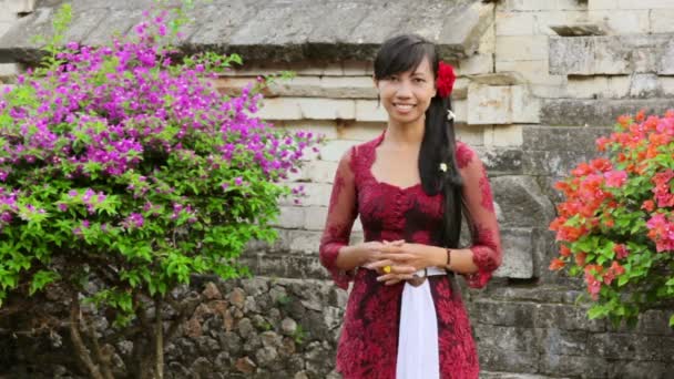 Chica balinesa en templo uluwatu, bali, indonesia — Vídeos de Stock