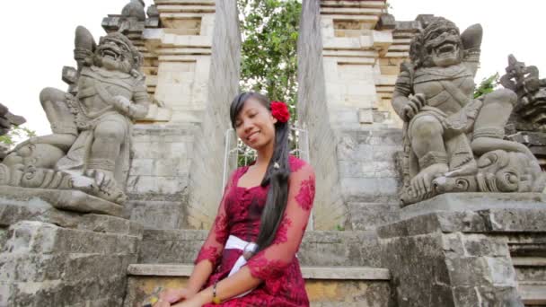 Ragazza balinese nel tempio di uluwatu, bali, indonesia — Video Stock