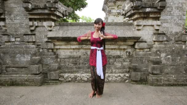 Balinesa chica bailando baile tradicional en uluwatu templo, bali — Vídeos de Stock