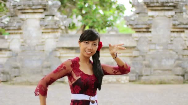 Balinesa chica bailando baile tradicional en uluwatu templo, bali — Vídeo de stock