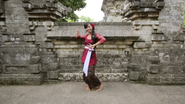 Balinese girl dancing traditional dance in uluwatu temple, bali — Stock Video