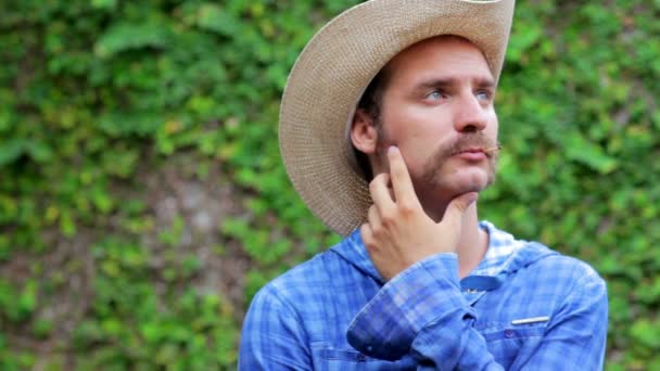 Cowboy em fundo de madeira — Vídeo de Stock