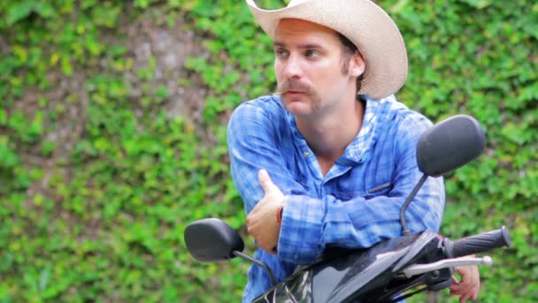 Cowboy auf Motorrad — Stockvideo