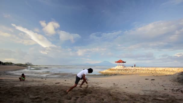 Parkour in spiaggia — Video Stock