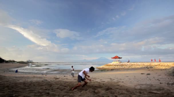 Parkour in spiaggia — Video Stock