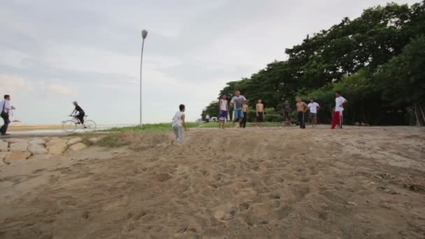 在沙滩上跑酷 — 图库视频影像