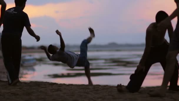 Parkour en la playa — Vídeo de stock