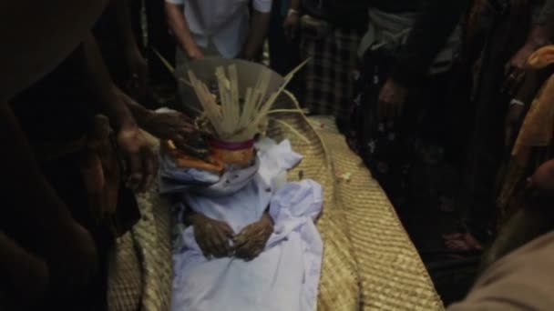 Cadáver en llamas en funeral balinés — Vídeo de stock