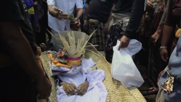 Burning dead body in balinese funeral — Stock Video