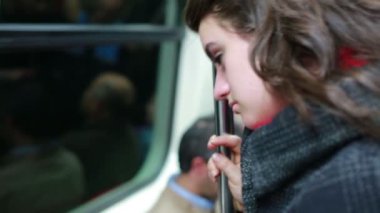uykulu kadın metro içinde seyahat