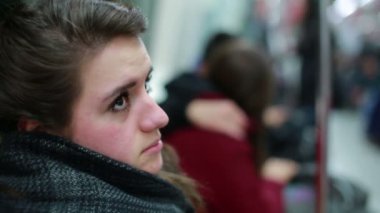 Yalnız kadın metro ile seyahat