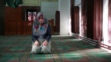 Onu her gün namaz dua camide Müslüman kız