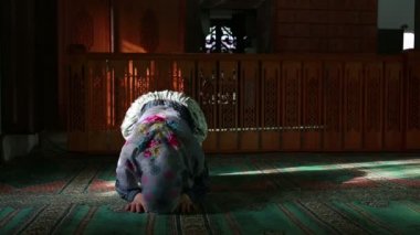 Onu her gün namaz dua camide Müslüman kız