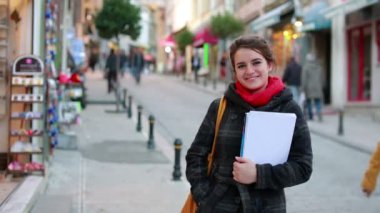 Kitaplar ile kız öğrenci
