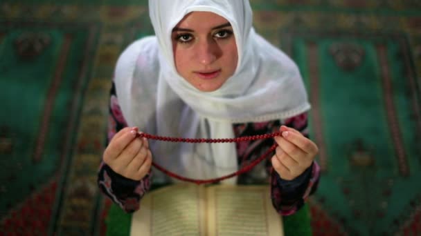 Muslim girl saying her everyday salat prayer — Stock Video