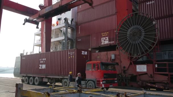 Загрузка грузового судна — стоковое видео