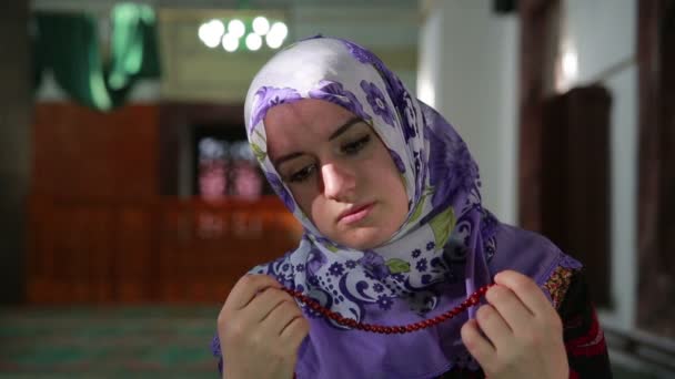 Chica musulmana diciendo su oración salat todos los días — Vídeos de Stock