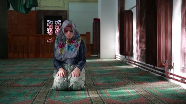 Muslim girl saying her everyday salat prayer in mosque — Stock Video