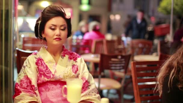 Japanse geisha in café — Stockvideo