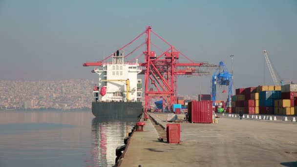 Navio de carga atracado nas docas do porto de Izmir — Vídeo de Stock