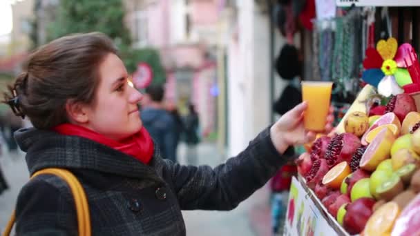 Женщина покупает и пьет сок — стоковое видео