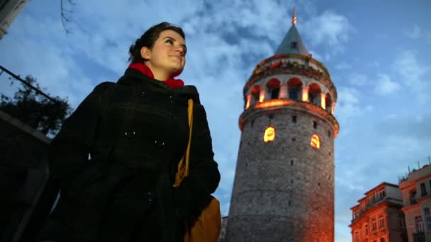 Cool mujer de pie en la torre de galata — Vídeos de Stock