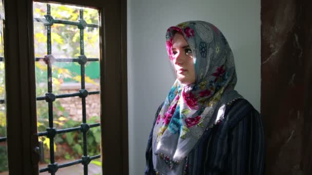 Muslim girl saying her everyday salat prayer in mosque — Stock Video