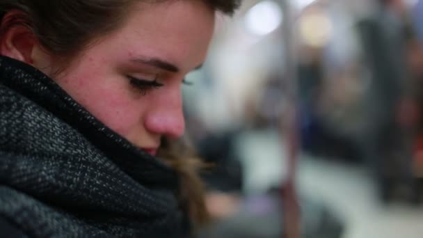 Femme seule voyageant en métro 
