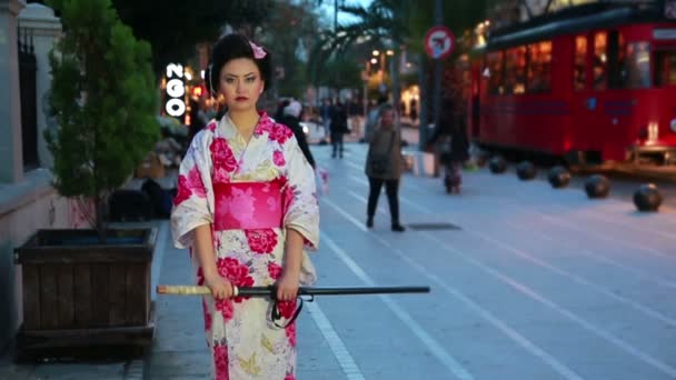 Japonés geisha samurai al aire libre — Vídeo de stock