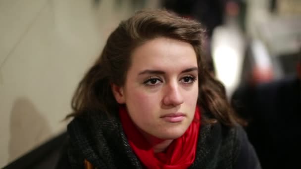 Metro yürüyen kadın — Stok video