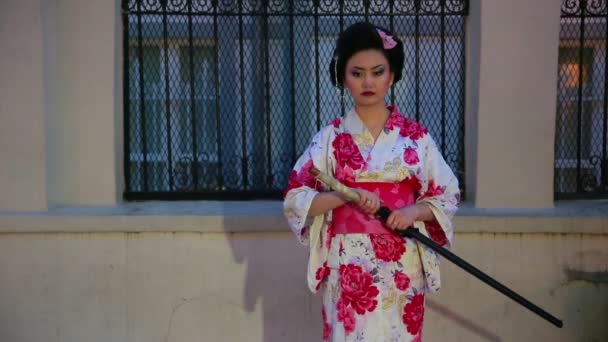 Japonês gueixa samurai ao ar livre — Vídeo de Stock