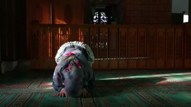 Muslim girl saying her everyday salat prayer in mosque — Stock Video