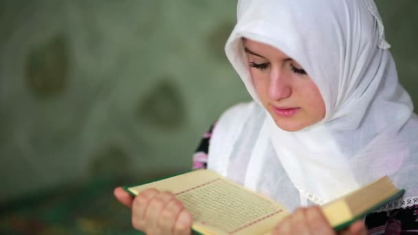 Chica musulmana joven leyendo el Corán en la mezquita — Vídeo de stock