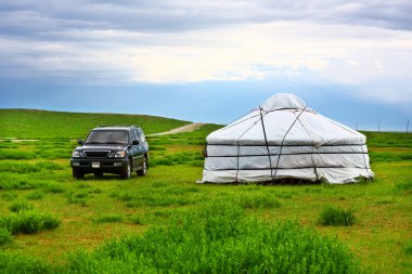 Yurt yanındaki park jeep