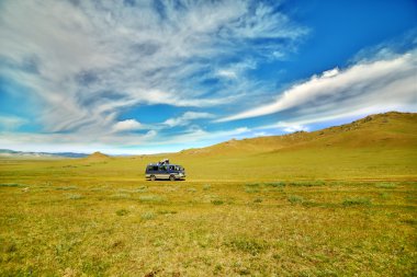 güzel Moğol offroad gidiyor araba
