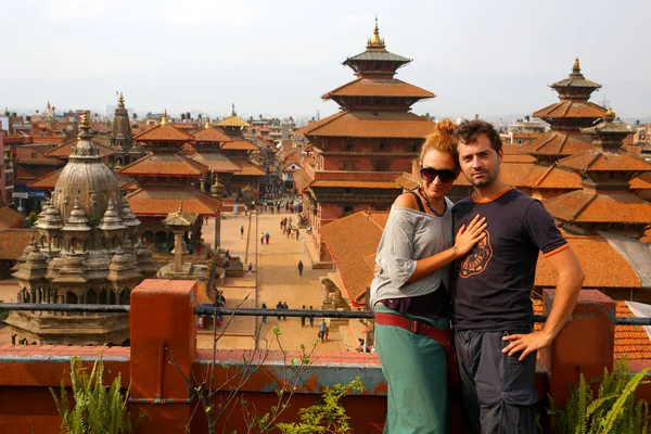 Casal de turistas na Praça Patan, Katmandu, Nepal — Fotografia de Stock