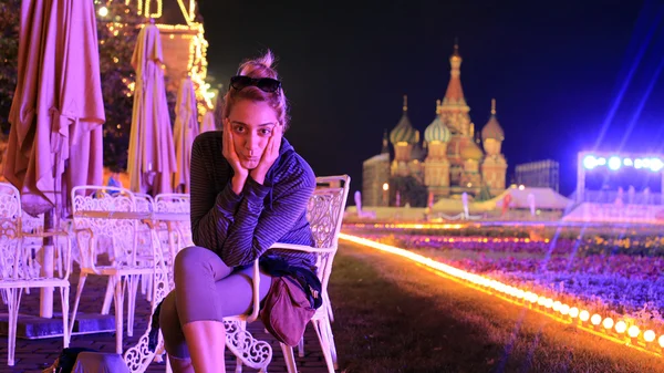 Prachtige vrouw 's nachts, Moskou stad — Stockfoto