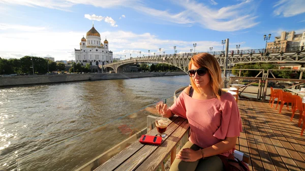 Žena pít koktejl, Moskva city — Stock fotografie