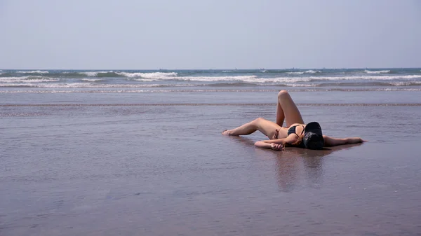 Jovem mulher relaxante praia de areia — Fotografia de Stock