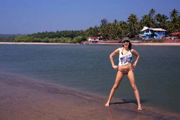 Mujer joven relajante playa de arena — Foto de Stock