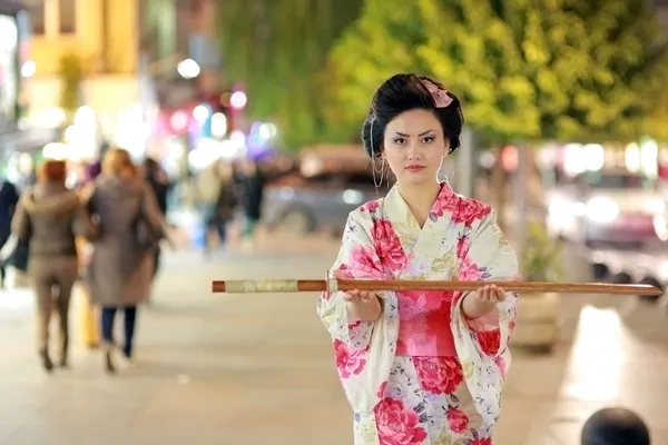 Samurai gueixa japonês com espada lá fora à noite — Fotografia de Stock