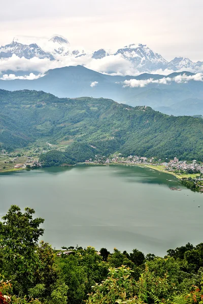 Vista do lago Pokhara com Annapurna no fundo, Nepal — Fotografia de Stock