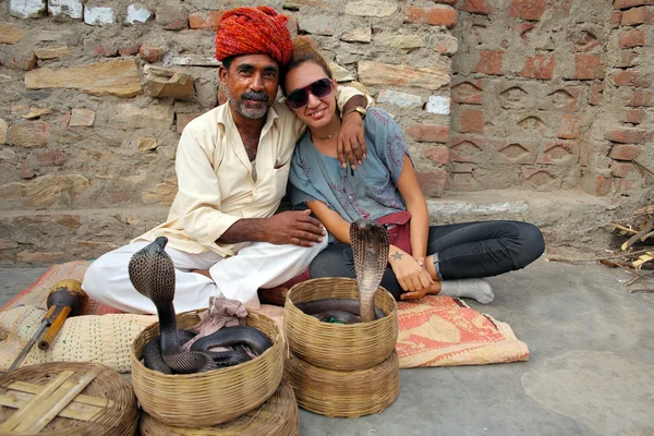 Indian Cobra enchanter and tourist girl — Stock Photo, Image