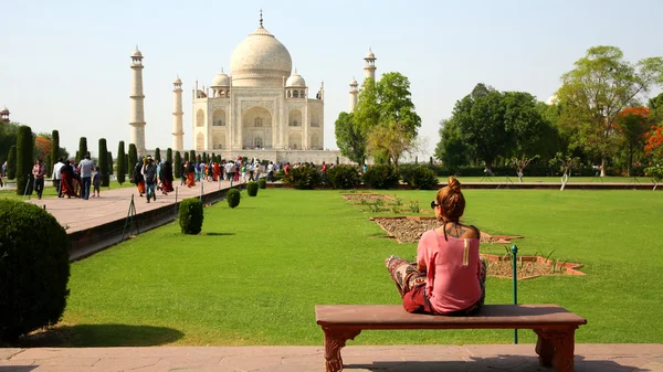 Femme caucasienne au Taj Mahal — Photo